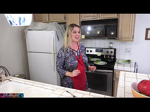 ❤️ Stiefmoeder melkt hem in de keuken voor zijn date Anal video at porn nl.xxxdl.ru